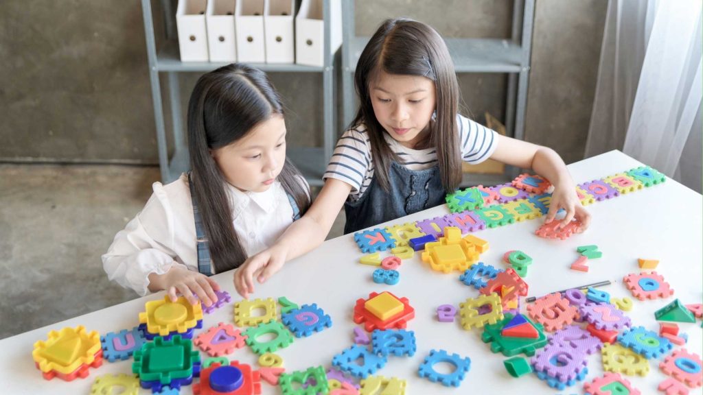 stimulasi kognitif anak dengan bermain puzzle